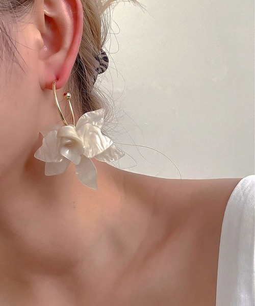 LA VORAGINE(ラ ヴォラジネ)の「アレルギー対応 ビッグ花ピアス(ピアス(両耳用)・レディース・ホワイト/ブラウン・FREE)」の1枚目の写真