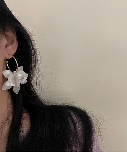LA VORAGINE(ラ ヴォラジネ)の「アレルギー対応 ビッグ花ピアス(ピアス(両耳用)・レディース・ホワイト/ブラウン・FREE)」の3枚目の写真