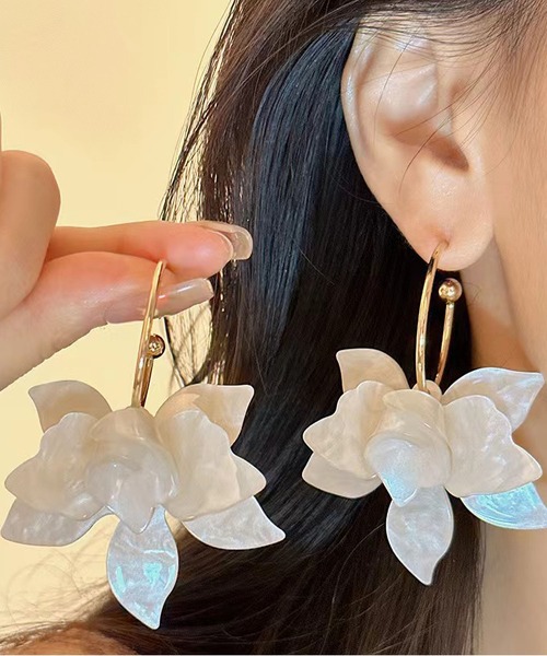 LA VORAGINE(ラ ヴォラジネ)の「アレルギー対応 ビッグ花ピアス(ピアス(両耳用)・レディース・ホワイト/ブラウン・FREE)」の4枚目の写真