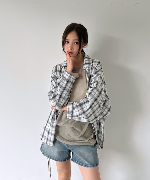 by muni:r(バイ ムニール)の「オーバーサイズロングチェックシャツ(シャツ/ブラウス・レディース・ブラック/アイボリー・FREE)」の3枚目の写真