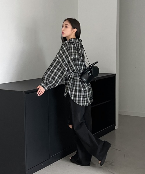 by muni:r(バイ ムニール)の「オーバーサイズロングチェックシャツ(シャツ/ブラウス・レディース・ブラック/アイボリー・FREE)」の19枚目の写真