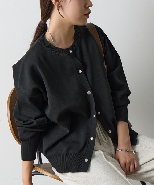 COLONY 2139（コロニートゥーワンスリーナイン）の「エステルヤーンカーディガン（カーディガン/ボレロ・レディース・パープル/ライトグレー/レッド/ブラック/チャコールグレー/ブルー/サックスブルー/ピンク/ブラウン/スカイブルー/モカ/レッド系その他/バーガンディー/オレンジ/イエロー/ミント・FREE）」の2枚目の写真