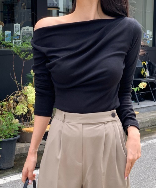 ABITOKYO(アビトーキョー)の「オフショルダー長袖カットソー(Tシャツ/カットソー・レディース・ブルーグレー/ベージュ/ホワイト/ブラック・M/L/XL)」の3枚目の写真