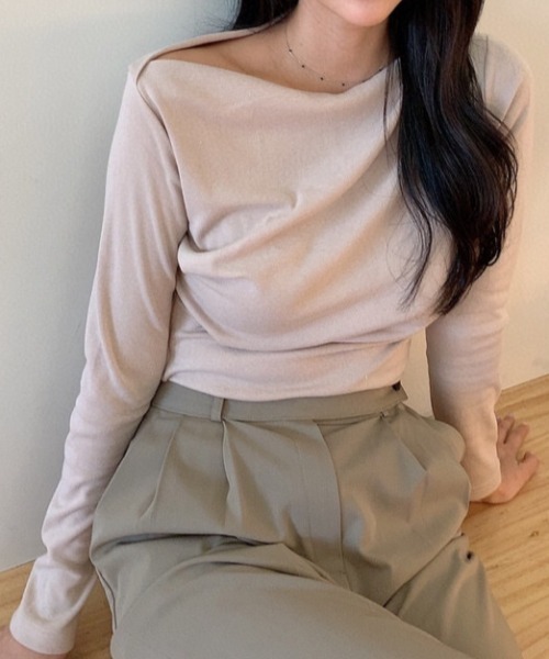 ABITOKYO(アビトーキョー)の「オフショルダー長袖カットソー(Tシャツ/カットソー・レディース・ブルーグレー/ベージュ/ホワイト/ブラック・M/L/XL)」の7枚目の写真