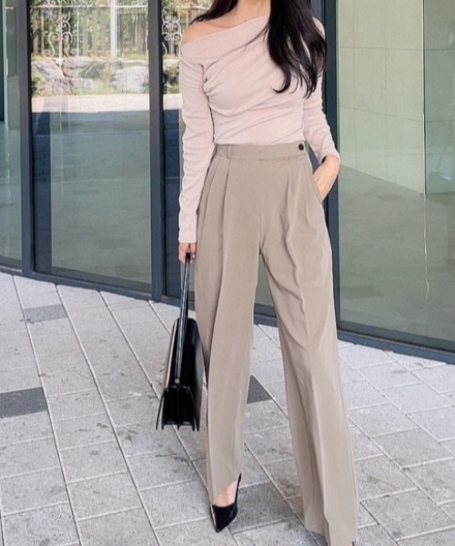 ABITOKYO(アビトーキョー)の「オフショルダー長袖カットソー(Tシャツ/カットソー・レディース・ブルーグレー/ベージュ/ホワイト/ブラック・M/L/XL)」の6枚目の写真