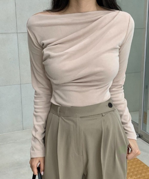 ABITOKYO(アビトーキョー)の「オフショルダー長袖カットソー(Tシャツ/カットソー・レディース・ブルーグレー/ベージュ/ホワイト/ブラック・M/L/XL)」の5枚目の写真