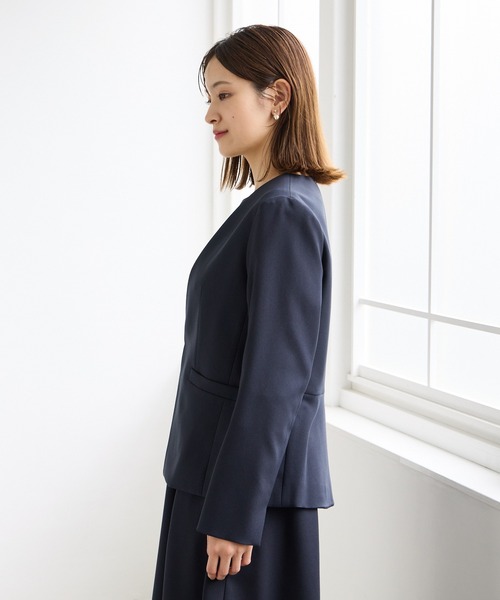 AIMER（エメ）の「バックペプラムVネックノーカラージャケット（ノーカラージャケット・レディース・ベージュ/ネイビー・LARGE/MEDIUM）」の21枚目の写真