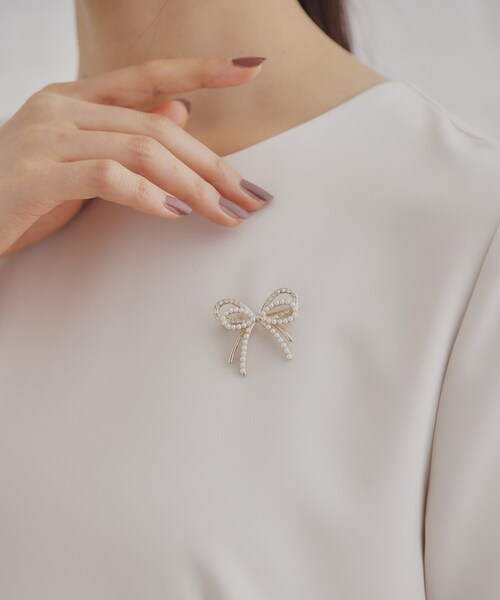 OPAQUE.CLIP（オペークドットクリップ）の「メタル＆フェイクパール リボンブローチ（ブローチ/コサージュ・レディース・ゴールド/シルバー・00）」の3枚目の写真