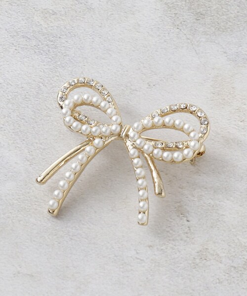 OPAQUE.CLIP（オペークドットクリップ）の「メタル＆フェイクパール リボンブローチ（ブローチ/コサージュ・レディース・ゴールド/シルバー・00）」の4枚目の写真