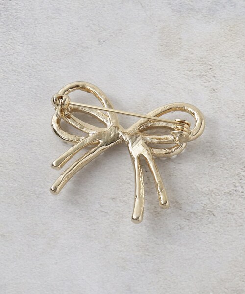 OPAQUE.CLIP（オペークドットクリップ）の「メタル＆フェイクパール リボンブローチ（ブローチ/コサージュ・レディース・ゴールド/シルバー・00）」の5枚目の写真