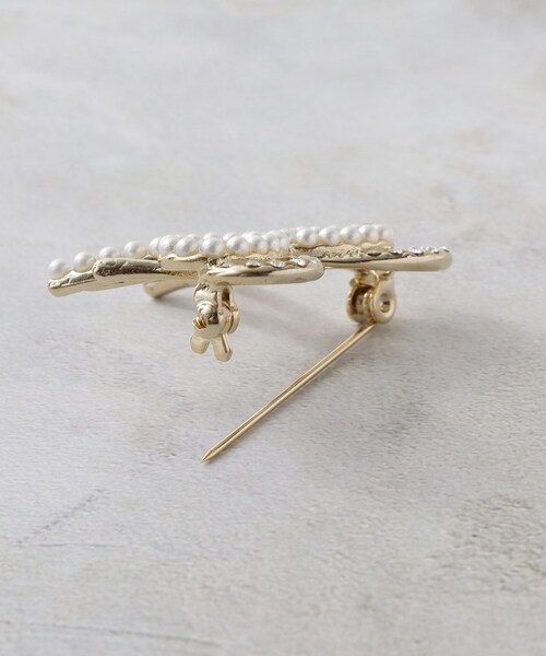 OPAQUE.CLIP（オペークドットクリップ）の「メタル＆フェイクパール リボンブローチ（ブローチ/コサージュ・レディース・ゴールド/シルバー・00）」の6枚目の写真