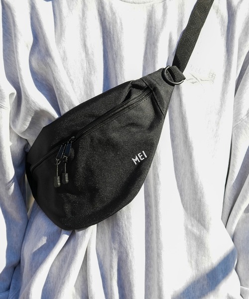 MEI（メイ）の「【MEI / メイ】ロゴ刺繍-STANDARD MOON SHOULDER/ムーンショルダー/ユニセックス（ボディバッグ/ウエストポーチ・メンズ・ブラック/ベージュ/ブラウン/グレー/カーキ/サックスブルー/グリーン/ワイン/ネイビー・FREE）」の3枚目の写真
