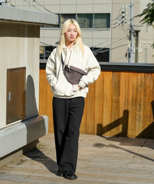 MEI（メイ）の「【MEI / メイ】ロゴ刺繍-STANDARD MOON SHOULDER/ムーンショルダー/ユニセックス（ボディバッグ/ウエストポーチ・メンズ・ブラック/ベージュ/ブラウン/グレー/カーキ/サックスブルー/グリーン/ワイン/ネイビー・FREE）」の10枚目の写真