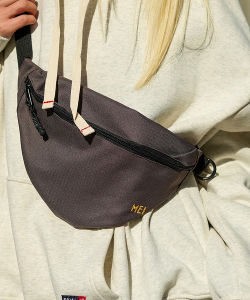 MEI（メイ）の「【MEI / メイ】ロゴ刺繍-STANDARD MOON SHOULDER/ムーンショルダー/ユニセックス（ボディバッグ/ウエストポーチ・メンズ・ブラック/ベージュ/ブラウン/グレー/カーキ/サックスブルー/グリーン/ワイン/ネイビー・FREE）」の13枚目の写真