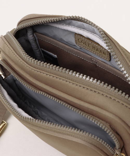 COLE HAAN(コールハーン)の「ネオプレントランジットバッグ womens(ボディバッグ/ウエストポーチ・レディース・ベージュ・OSFA)」の4枚目の写真