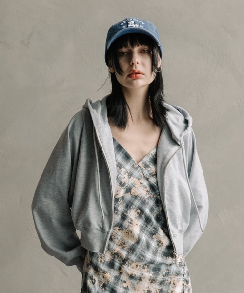 FOREVER 21（フォーエバー トゥエンティーワン）の「【2025SS】裏毛ジップフーディー（パーカー・レディース・グレー/ブラック・FREE）」の4枚目の写真