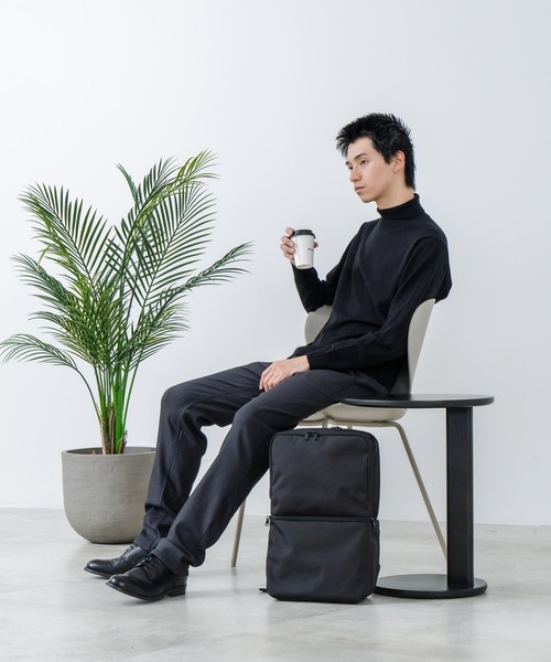 Blue Standard (ブルースタンダード)の「【BULE STANDARD/ブルースタンダード】【PCスリーブ・小物の収納に便利なポケット付き】撥水ビジネスデイパック スクエア型 通勤 通学 デイリーユース ユニセックス(バックパック/リュック・メンズ・ブラック/スミクロ・FREE)」の13枚目の写真