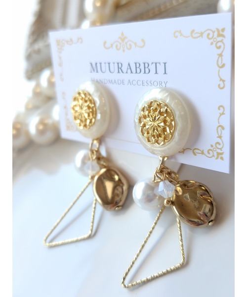 tone(トーン)の「【MUURABBTI】ホワイトトライアングルピアス(MA)(ピアス(両耳用)・レディース・ゴールド・FREE)」の2枚目の写真