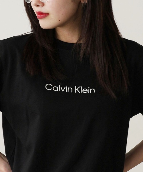 Calvin Klein(カルバン・クライン)の「Calvin Klein/カルバンクライン SS RLXD STANDARD LOGO CREWNK TEE Tシャツ(Tシャツ/カットソー・レディース・ブラック/ホワイト/レッド・XS/S/M)」の1枚目の写真