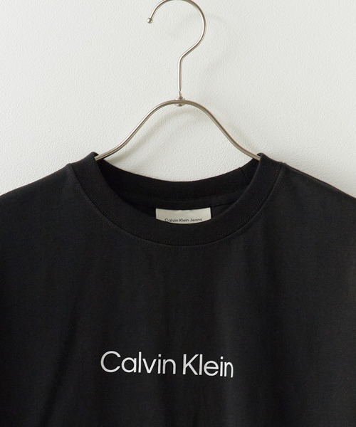 Calvin Klein(カルバン・クライン)の「Calvin Klein/カルバンクライン SS RLXD STANDARD LOGO CREWNK TEE Tシャツ(Tシャツ/カットソー・レディース・ブラック/ホワイト/レッド・XS/S/M)」の7枚目の写真