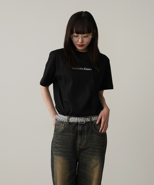 Calvin Klein(カルバン・クライン)の「Calvin Klein/カルバンクライン SS RLXD STANDARD LOGO CREWNK TEE Tシャツ(Tシャツ/カットソー・レディース・ブラック/ホワイト/レッド・XS/S/M)」の5枚目の写真