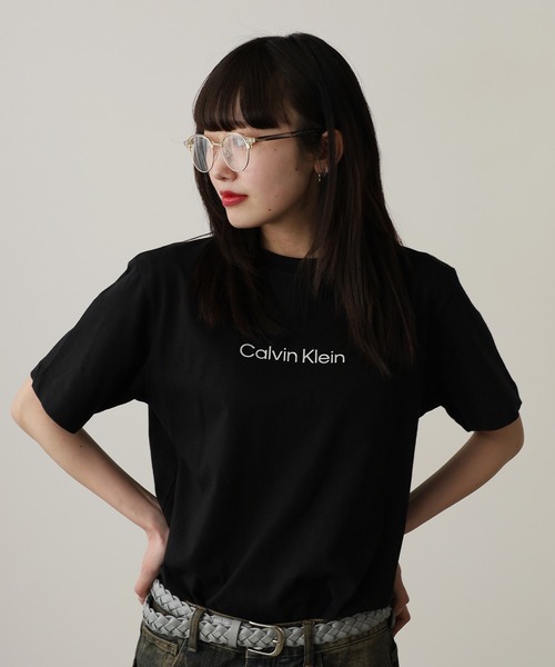 Calvin Klein(カルバン・クライン)の「Calvin Klein/カルバンクライン SS RLXD STANDARD LOGO CREWNK TEE Tシャツ(Tシャツ/カットソー・レディース・ブラック/ホワイト/レッド・XS/S/M)」の4枚目の写真