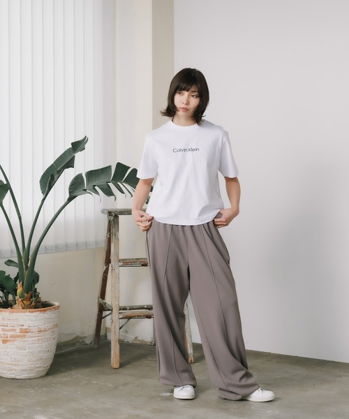 Calvin Klein(カルバン・クライン)の「Calvin Klein/カルバンクライン SS RLXD STANDARD LOGO CREWNK TEE Tシャツ(Tシャツ/カットソー・レディース・ブラック/ホワイト/レッド・XS/S/M)」の17枚目の写真