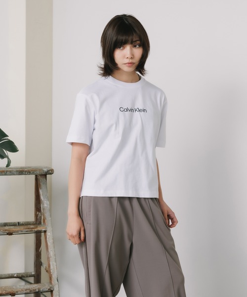 Calvin Klein(カルバン・クライン)の「Calvin Klein/カルバンクライン SS RLXD STANDARD LOGO CREWNK TEE Tシャツ(Tシャツ/カットソー・レディース・ブラック/ホワイト/レッド・XS/S/M)」の16枚目の写真