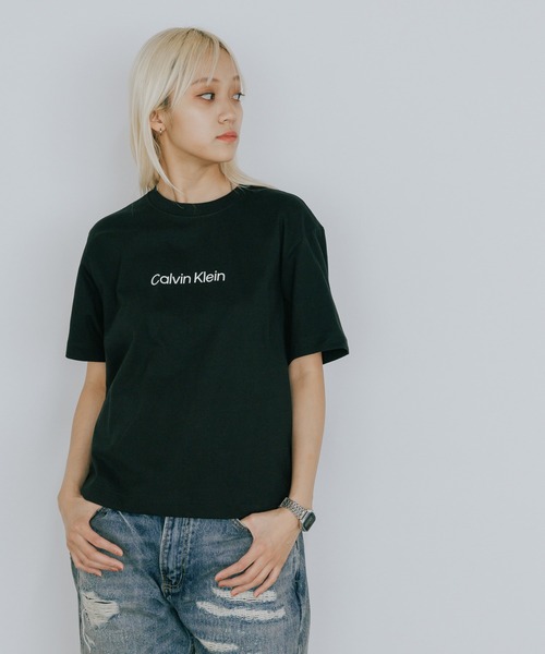 Calvin Klein(カルバン・クライン)の「Calvin Klein/カルバンクライン SS RLXD STANDARD LOGO CREWNK TEE Tシャツ(Tシャツ/カットソー・レディース・ブラック/ホワイト/レッド・XS/S/M)」の22枚目の写真