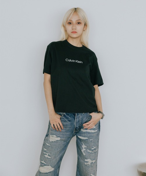 Calvin Klein(カルバン・クライン)の「Calvin Klein/カルバンクライン SS RLXD STANDARD LOGO CREWNK TEE Tシャツ(Tシャツ/カットソー・レディース・ブラック/ホワイト/レッド・XS/S/M)」の14枚目の写真