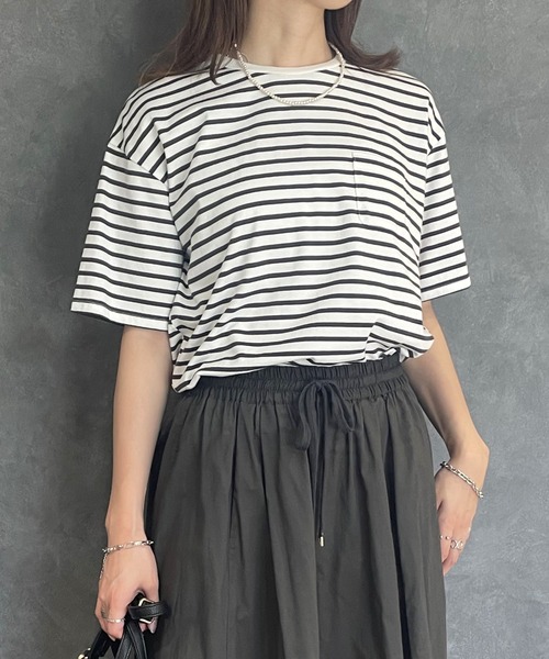 ikka(イッカ)の「【プチプラ1990円(税抜)】コットンUSA半袖ポケットTシャツ(Tシャツ/カットソー・レディース・ホワイト/ブラック/スカイブルー/オフホワイト/グレー/クリアイエロー・M/L/S)」の2枚目の写真