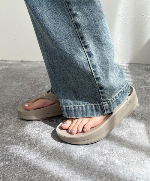 OOFOS(ウーフォス)の「【OOFOS/ウーフォス】 OOmega(その他シューズ・レディース・ベージュ/ピンク/ブラック・23/24)」の4枚目の写真
