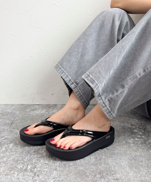 OOFOS(ウーフォス)の「【OOFOS/ウーフォス】 OOmega(その他シューズ・レディース・ベージュ/ピンク/ブラック・23/24)」の8枚目の写真