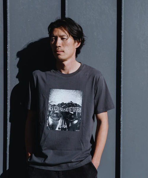 RVCA(ルーカ)の「RVCA メンズ 【KENTO】 VISIT YOUR DREAM Tシャツ 【2025年春夏モデル】/ルーカフロントプリント半袖Tシャツ(Tシャツ/カットソー・メンズ・ブラック/オフホワイト・SMALL/MEDIUM/LARGE/X-LARGE)」の2枚目の写真