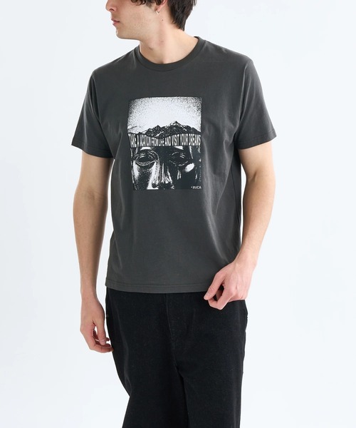 RVCA(ルーカ)の「RVCA メンズ 【KENTO】 VISIT YOUR DREAM Tシャツ 【2025年春夏モデル】/ルーカフロントプリント半袖Tシャツ(Tシャツ/カットソー・メンズ・ブラック/オフホワイト・SMALL/MEDIUM/LARGE/X-LARGE)」の3枚目の写真