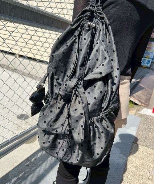 Never mind the XU / Chikashitsu+（ネバーマインド ザ エックスユー / チカシツプラス）の「【nmtc+】dot pattern backpack / 【エヌエムティーシープラス】ドットプリントバッグパック（バックパック/リュック・レディース・ネイビー/チャコール・ONE SIZE）」の4枚目の写真