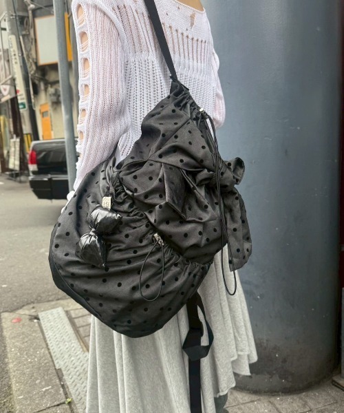 Never mind the XU / Chikashitsu+（ネバーマインド ザ エックスユー / チカシツプラス）の「【nmtc+】dot pattern backpack / 【エヌエムティーシープラス】ドットプリントバッグパック（バックパック/リュック・レディース・ネイビー/チャコール・ONE SIZE）」の9枚目の写真