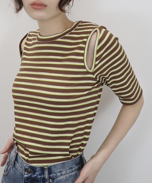Reurie'(レウリィ)の「スリットショルダーボーダーリブトップス/slit shoulder border rib top 半袖 クルーネック 総柄 カジュアル モード グリーン 緑 アイボリー(Tシャツ/カットソー・レディース・ブラック/ブラウン・FREE)」の2枚目の写真