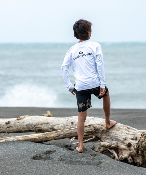 Quiksilver(クイックシルバー)の「DOUBLE LOGO LS YOUTH/クイックシルバーキッズバックロゴプリント長袖ラッシュガード(水着)(ラッシュガード・キッズ・ブラック/ホワイト・160/150/140/130)」の2枚目の写真