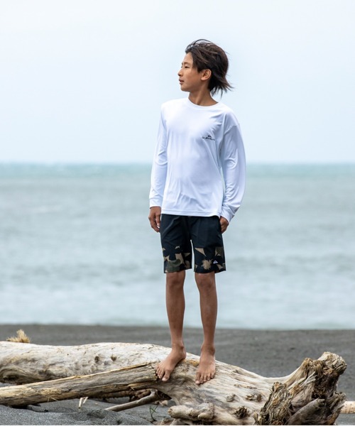 Quiksilver(クイックシルバー)の「DOUBLE LOGO LS YOUTH/クイックシルバーキッズバックロゴプリント長袖ラッシュガード(水着)(ラッシュガード・キッズ・ブラック/ホワイト・160/150/140/130)」の10枚目の写真