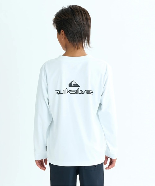 Quiksilver(クイックシルバー)の「DOUBLE LOGO LS YOUTH/クイックシルバーキッズバックロゴプリント長袖ラッシュガード(水着)(ラッシュガード・キッズ・ブラック/ホワイト・160/150/140/130)」の11枚目の写真
