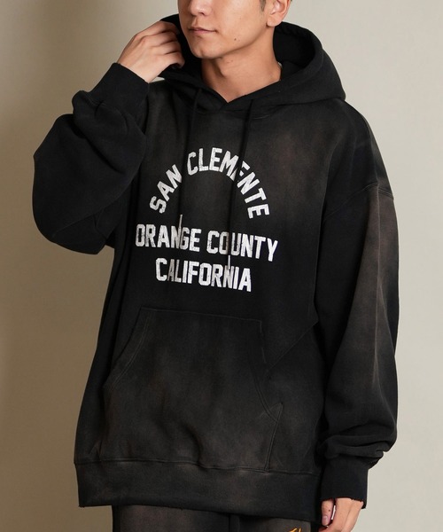 ムラサキスポーツ(ムラサキスポーツ)の「DEAR LAUREL/ディアローレル パーカー/プルオーバー フロント/バックプリント D25F-1202(パーカー・メンズ・ライトブルー/ネイビー/スミクロ/レッド・M/L)」の1枚目の写真