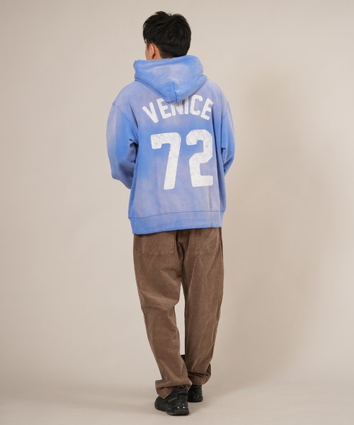 ムラサキスポーツ(ムラサキスポーツ)の「DEAR LAUREL/ディアローレル パーカー/プルオーバー フロント/バックプリント D25F-1202(パーカー・メンズ・ライトブルー/ネイビー/スミクロ/レッド・M/L)」の15枚目の写真