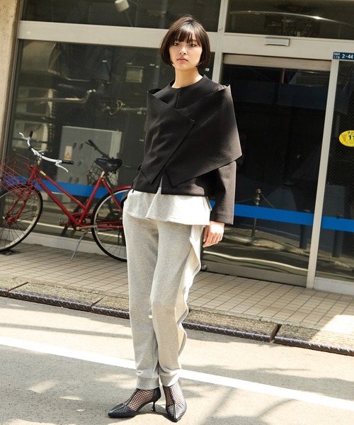 AVIE（アビィ）の「ウールライクジャージーケープデザインプルオーバー（シャツ/ブラウス・レディース・ブラック/ブラウン・38）」の7枚目の写真