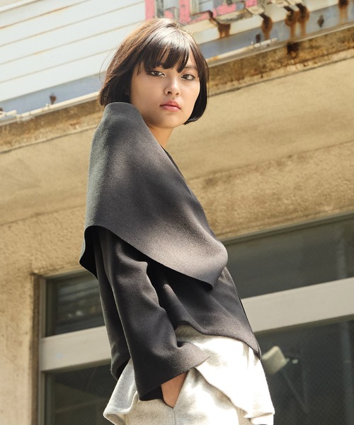AVIE（アビィ）の「ウールライクジャージーケープデザインプルオーバー（シャツ/ブラウス・レディース・ブラック/ブラウン・38）」の4枚目の写真