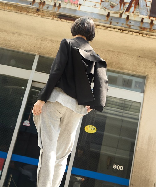 AVIE（アビィ）の「ウールライクジャージーケープデザインプルオーバー（シャツ/ブラウス・レディース・ブラック/ブラウン・38）」の13枚目の写真