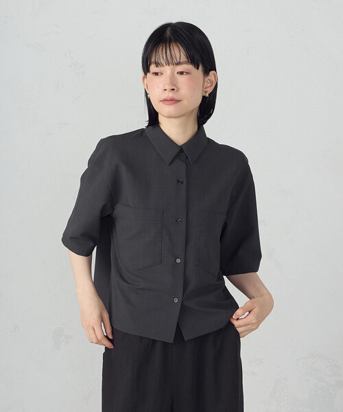 COMME CA ISM（コムサイズム）の「クロップド 半袖シャツ（シャツ/ブラウス・レディース・サックスブルー/ホワイト/チャコール・MEDIUM/LARGE）」の5枚目の写真