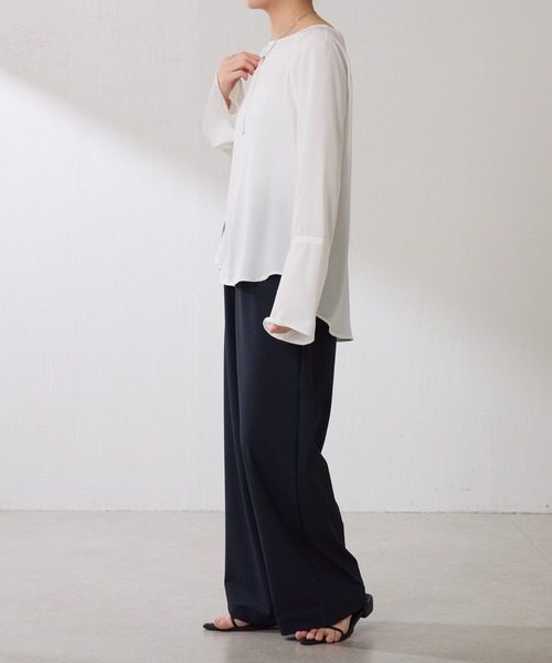 COLLAGE GALLARDAGALANTE（コラージュガリャルダガランテ）の「袖フレアサテンTブラウス（シャツ/ブラウス・レディース・ネイビー/ブラウン/オフホワイト・FREE）」の5枚目の写真