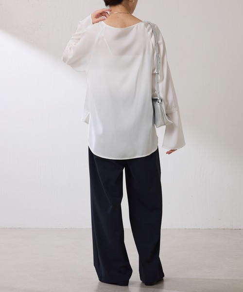 COLLAGE GALLARDAGALANTE（コラージュガリャルダガランテ）の「袖フレアサテンTブラウス（シャツ/ブラウス・レディース・ネイビー/ブラウン/オフホワイト・FREE）」の4枚目の写真