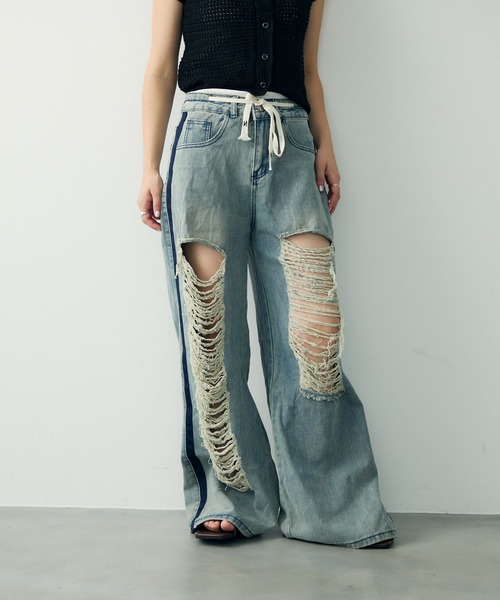 Clum(クルム)の「クラッシュワイドデニムパンツ(デニムパンツ・レディース・ブルー・SMALL/MEDIUM/LARGE)」の2枚目の写真